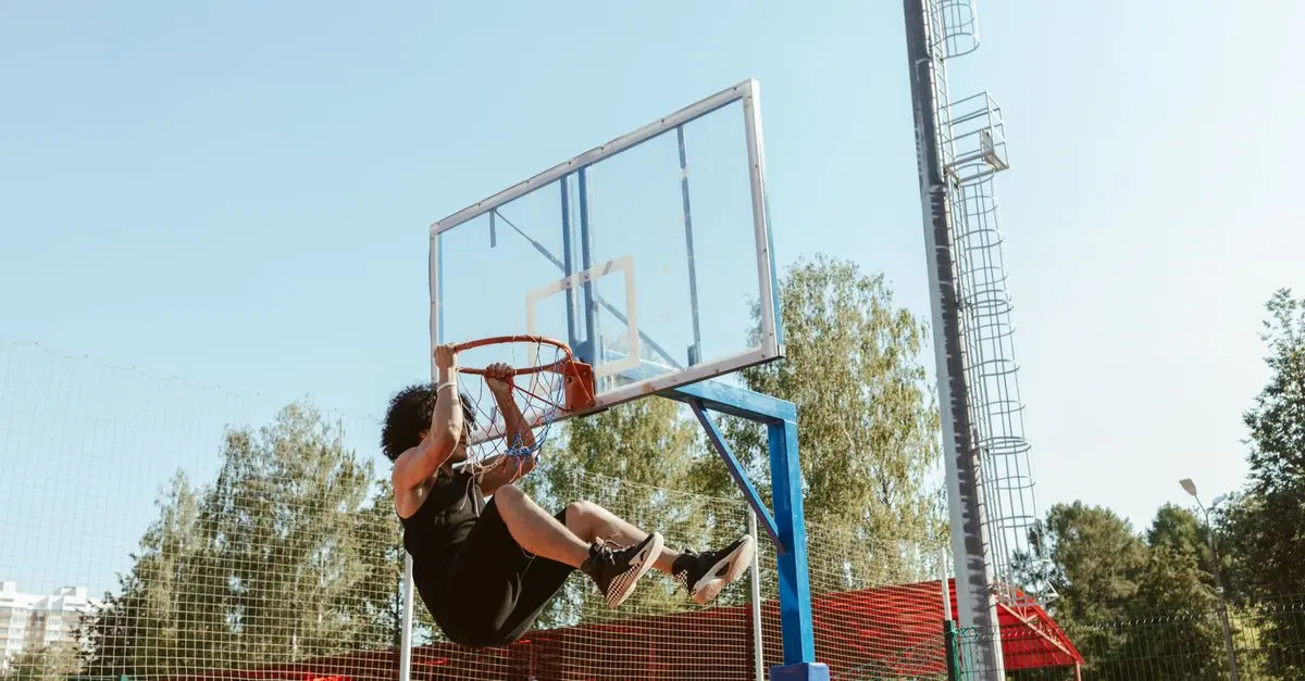 Eau ou Isotonique : Que Boire lors d'un Match de Basket?