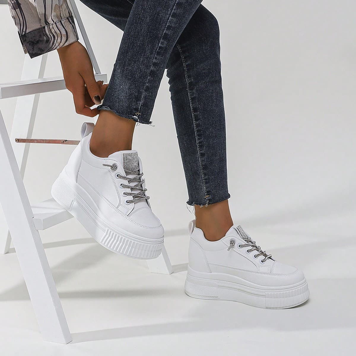 2024 Chaussures décontractées pour femmes de nouveau style, esthétique chic, chaussures blanches plateforme pour dames, baskets de confort